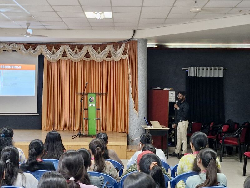 Expert Talk on iOS Development with Swift & SwiftUI at Uka Tarsadia University, Bardoli (UTU)